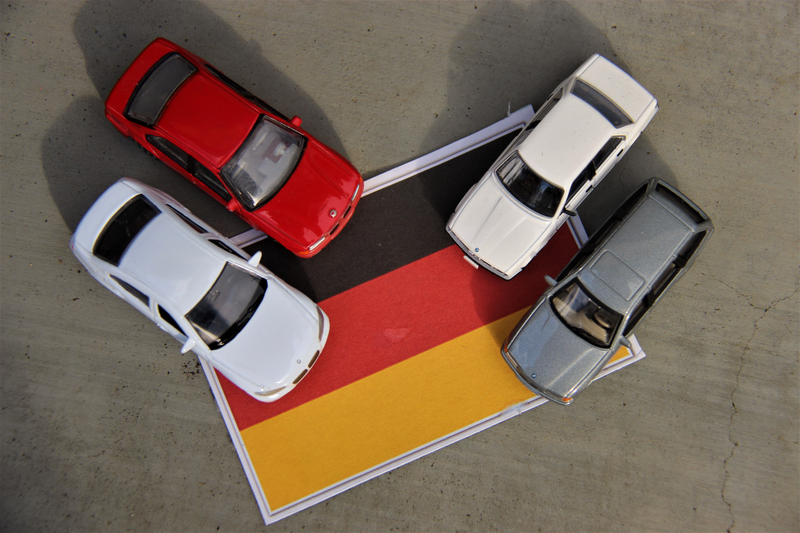 Illustration for article titled Teutonic Tuesday: Toys vs. Models, 3 Series Edition